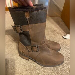 Woman’s Ugg boots Oregon mid calf
